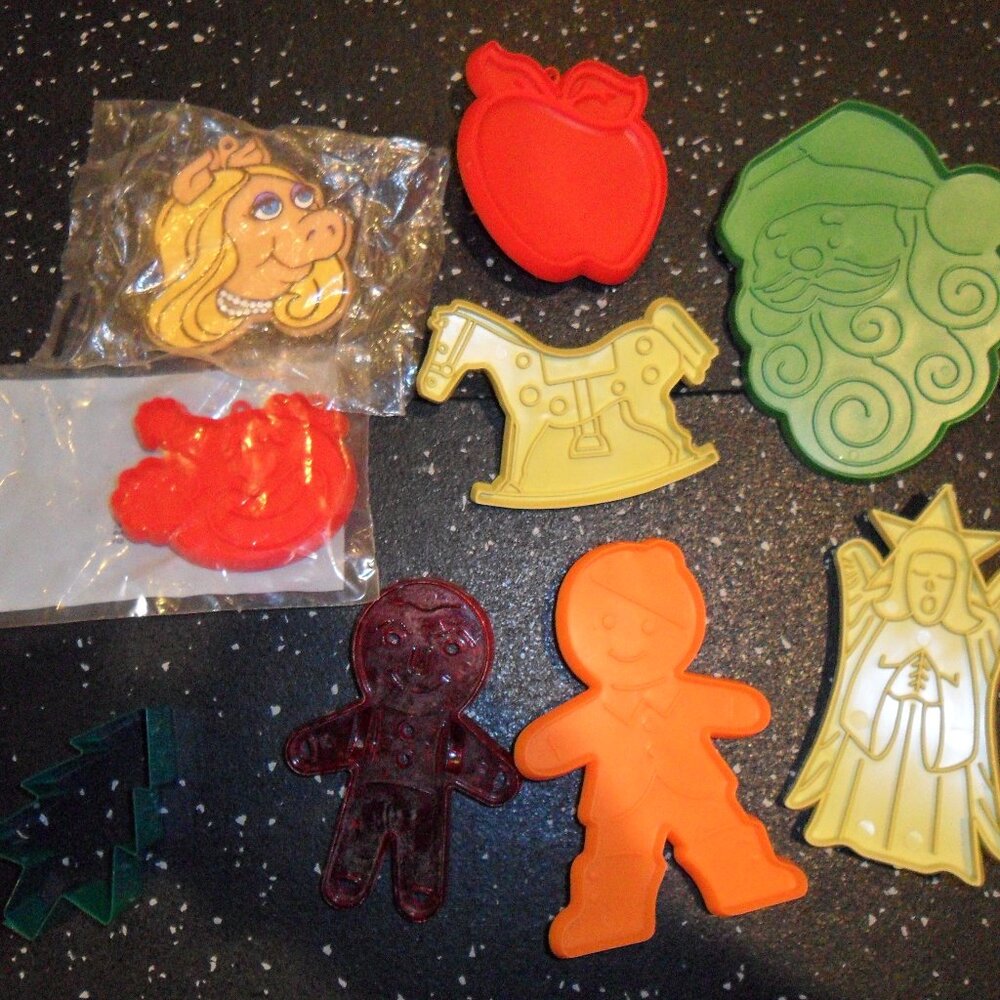 9 Vintage Cookie Cutters Miss Piggy Angel santa Gingerbread Tupperware